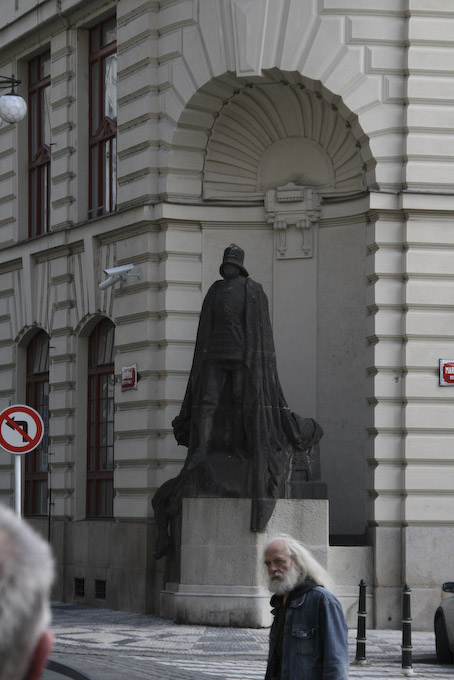 Pragreise (56 von 102).jpg - eine Statue am Neuen Rathaus